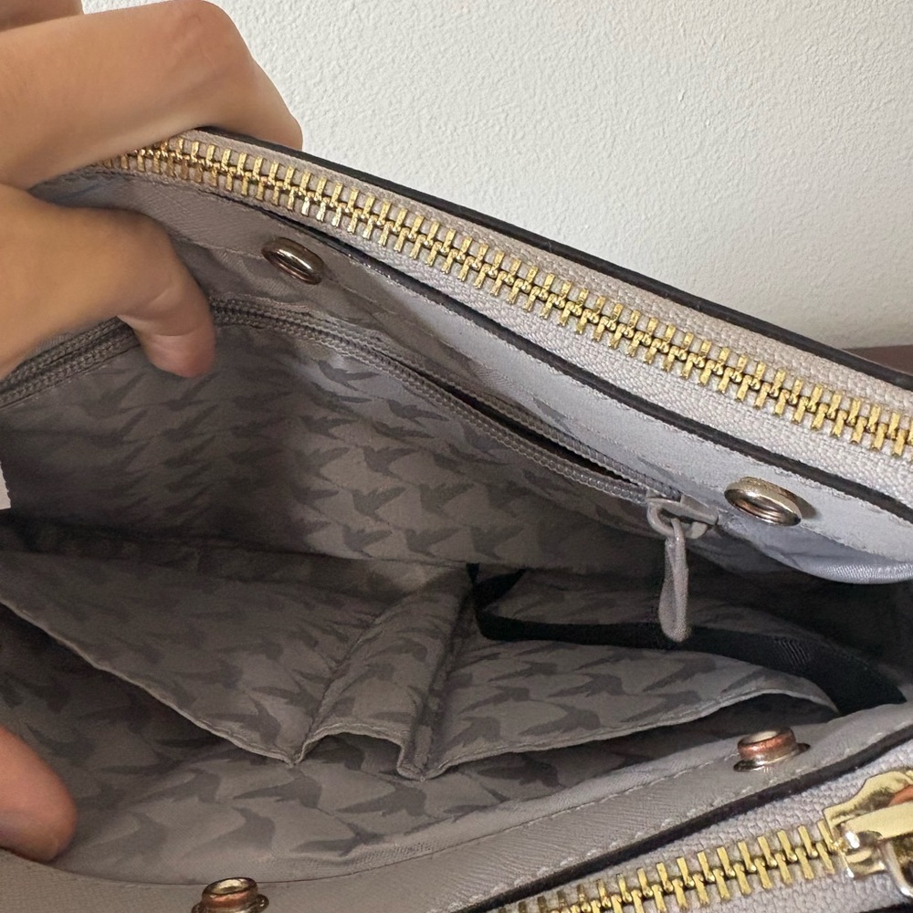 Lo & Sons Pearl Saffiano Leather Light Grey Crossbody Purse - Picture 10 of 12